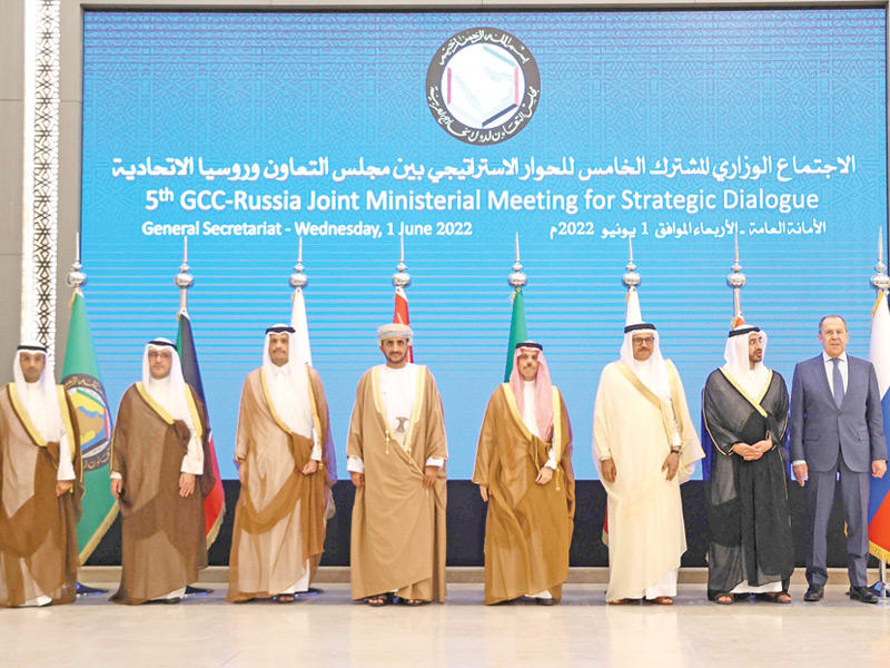 وزراء خارجية «التعاون الخليجي» ولافروف في صورة تذكارية في الرياض (أ ف ب)