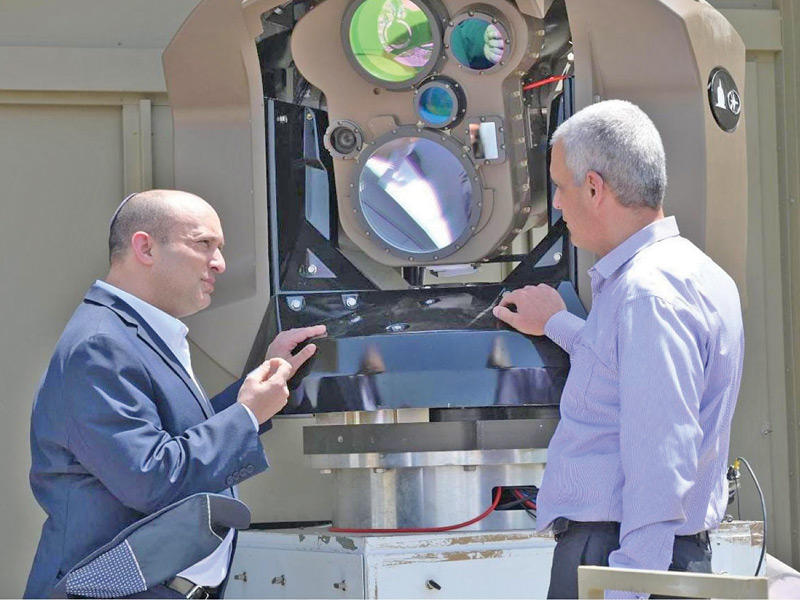 بينيت يزور مصنع رافائيل الذي ينتج «الشعاع» (تويتر)