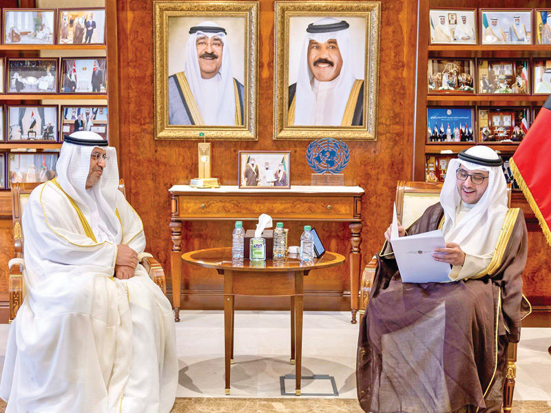 وزير الخارجية الشيخ الدكتور أحمد الناصر خلال تسلمه الرسالة من وزير الخارجية والتعاون الدولي بدولة الإمارات العربية المتحدة الشيخ عبدالله بن زايد