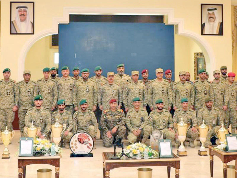 وكيل الحرس الفريق الركن مهندس هاشم الرفاعي متوسطا المكرمين