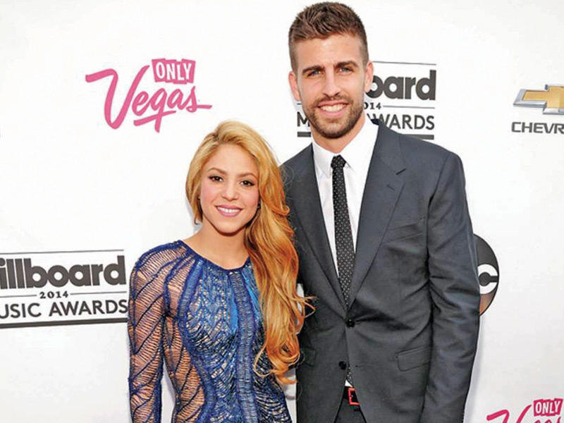 المطربة شاكيرا ولاعب برشلونة ومنتخب إسبانيا جيرارد بيكيه