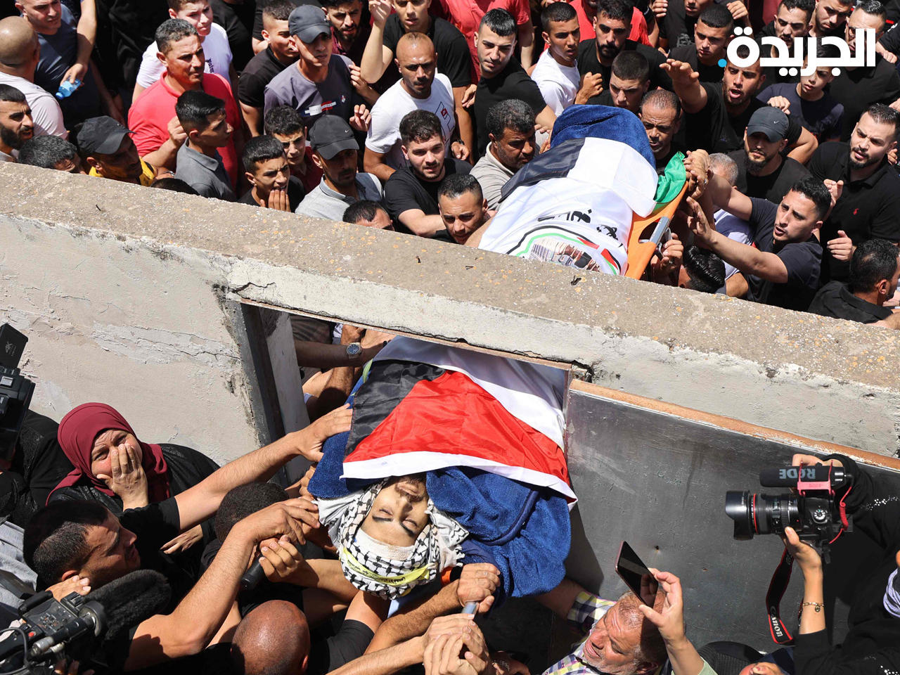 مشيعون يحملون جثة شاب فلسطيني قُتل خلال مواجهات مع قوات الاحتلال