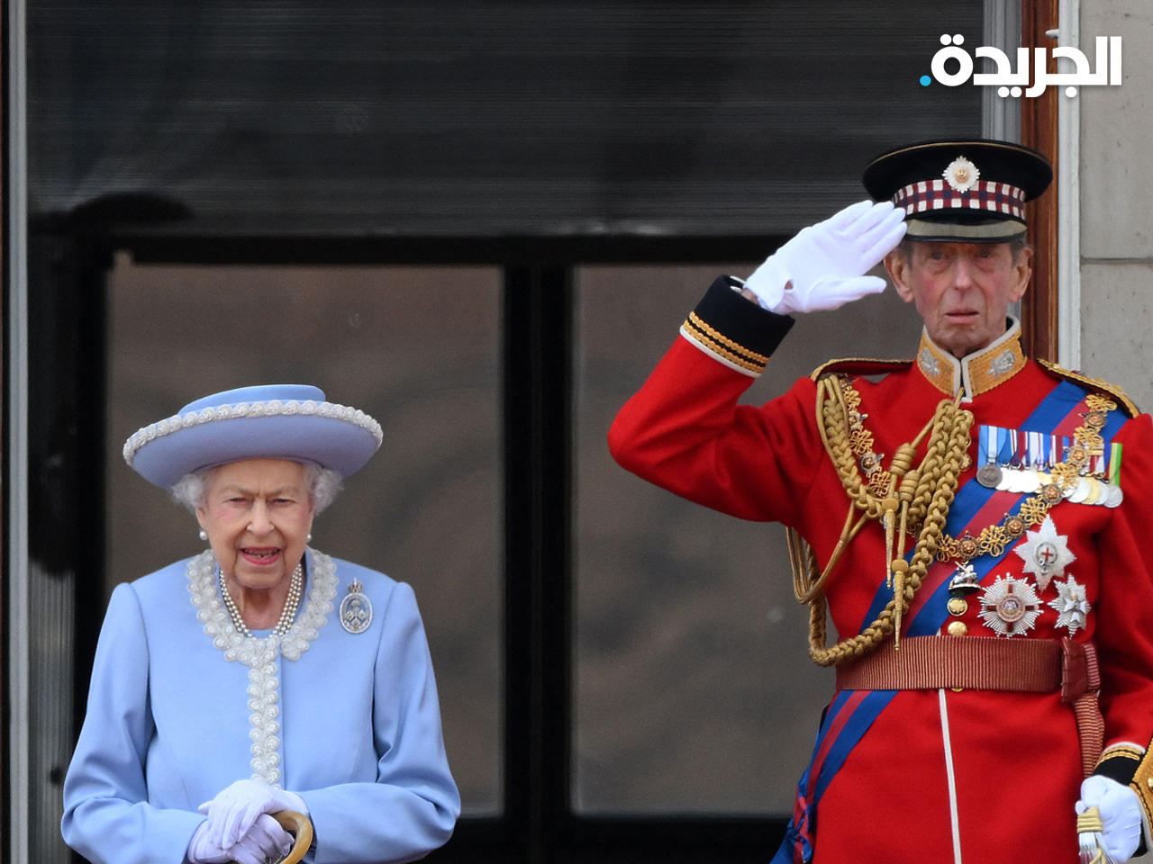 الملكة اليزابيث تطل على شرفة قصر باكينغهام
