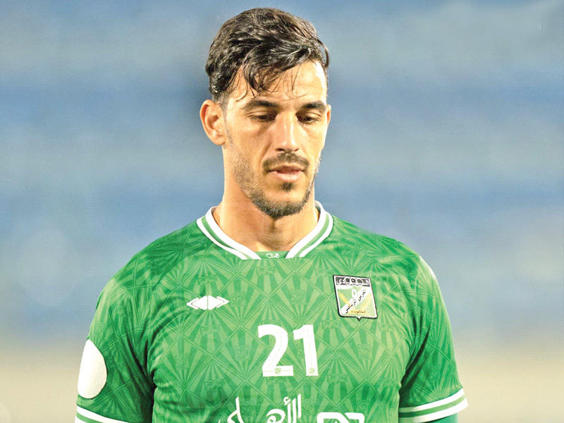 مدافع الفريق الأول لكرة القدم الجزائري طارق بوعبطة