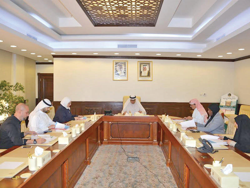 من أجواء اجتماع لجنة مسابقة الكويت الدولية لتأليف قصص الأطفال