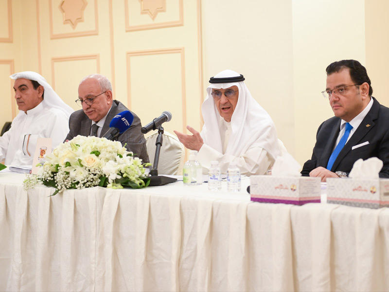 رئيس مجلس الإدارة لشركة مجموعة الصناعات الوطنية سعد السعد (الثاني من اليمين) خلال «العمومية» أمس (تصوير عبدالله الخلف) 