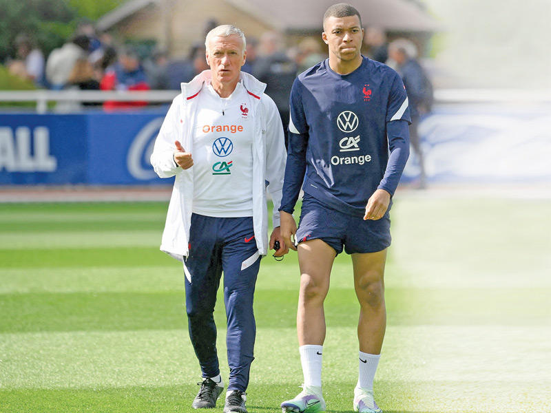 لاعب باريس سان جرمان كيليان مبابي  والمدرب ديشان