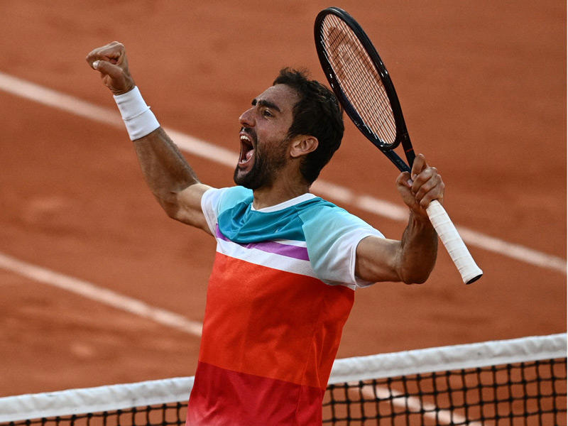  مارين تشيليتش محتفلاً بفوزه على الروسي أندري روبليف في بطولة رولان جاروس المفتوحة للتنس في العاصمة الفرنسية باريس