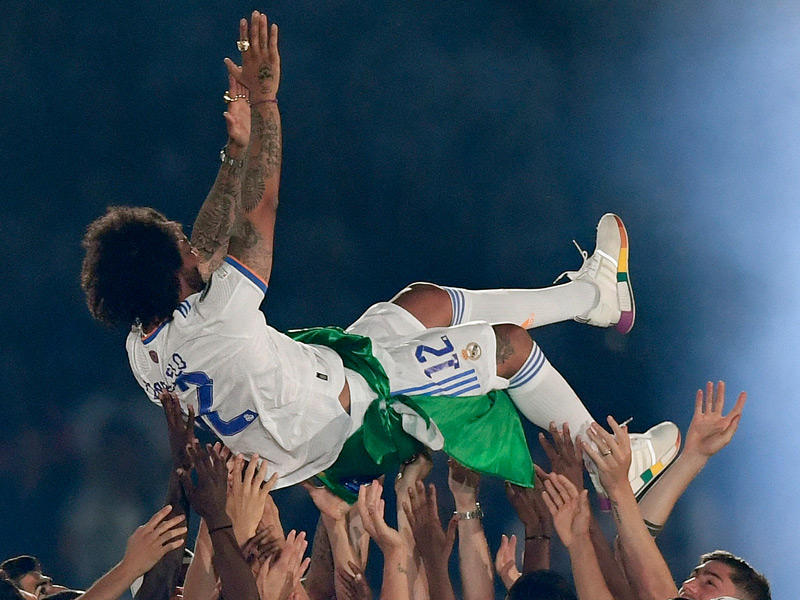 مارسيلو محتفلاً مع عناصر فريقه ريال مدريد بتحقيق بطولة أبطال أوروبا على حساب ليفربول الإنجليزي