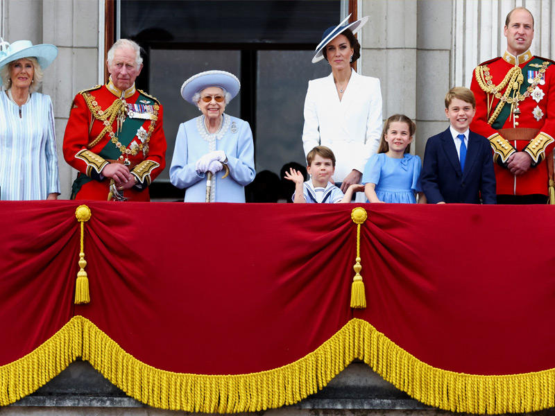 الملكة إليزابيث تتوسط الأمير تشارلز وزوجته والأمير ويليام وزوجته وعائلتهما