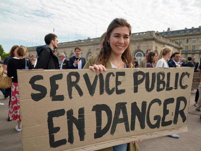  إضراب المئات من الموظفين الدبلوماسيين الفرنسيين  احتجاجا على غياب التقدير وقلة الموارد