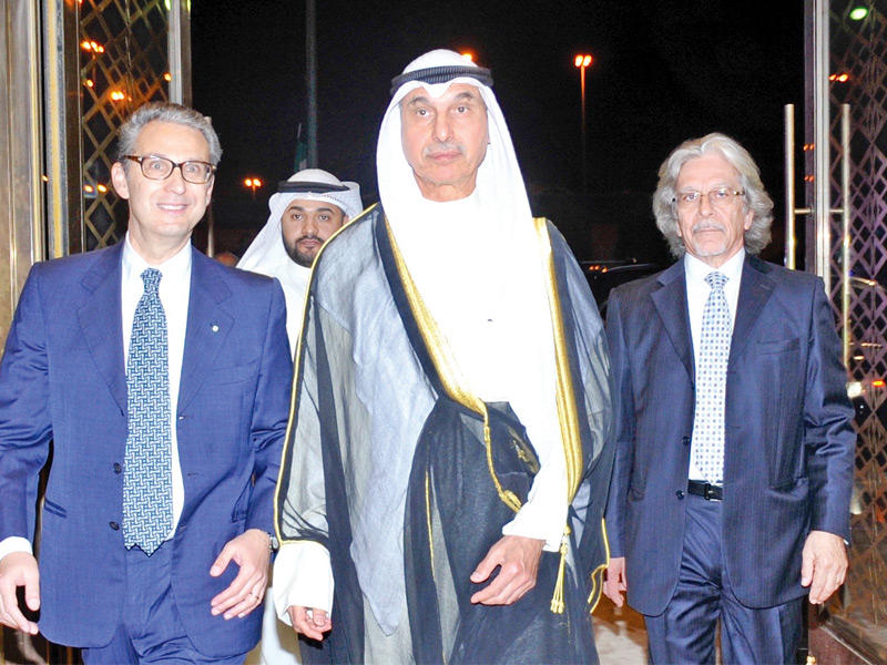 السفير الإيطالي لدى البلاد كارلو بالدوتشي ونائب وزير الخارجية السفير مجدي الظفيري خلال الاحتفال