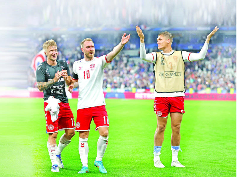 فرحة لاعبي المنتخب الدنماركي بعد الفوز على فرنسا