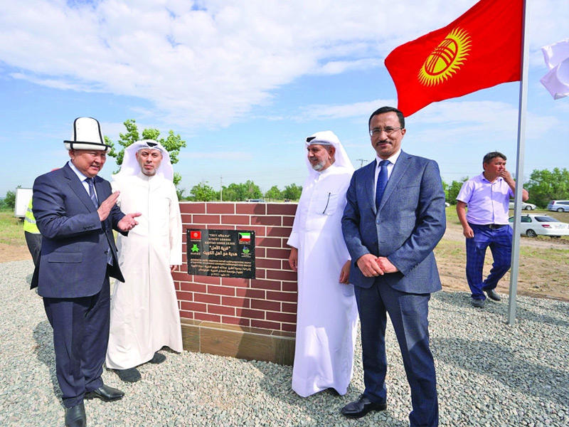 لقطة جماعية لاعضاء جمعية الشيخ عبدالله النوري خلال وضع حجر الأساس