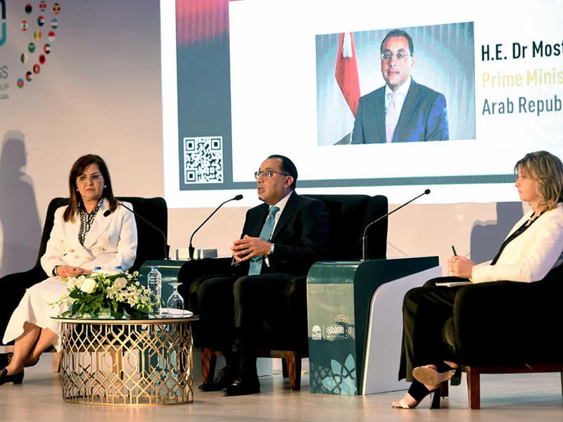 رئيس الوزراء المصري خلال الجلسة الحوارية التي عقدت على هامش اجتماعات مجموعة البنك الاسلامي للتنمية بمدينة شرم الشيخ