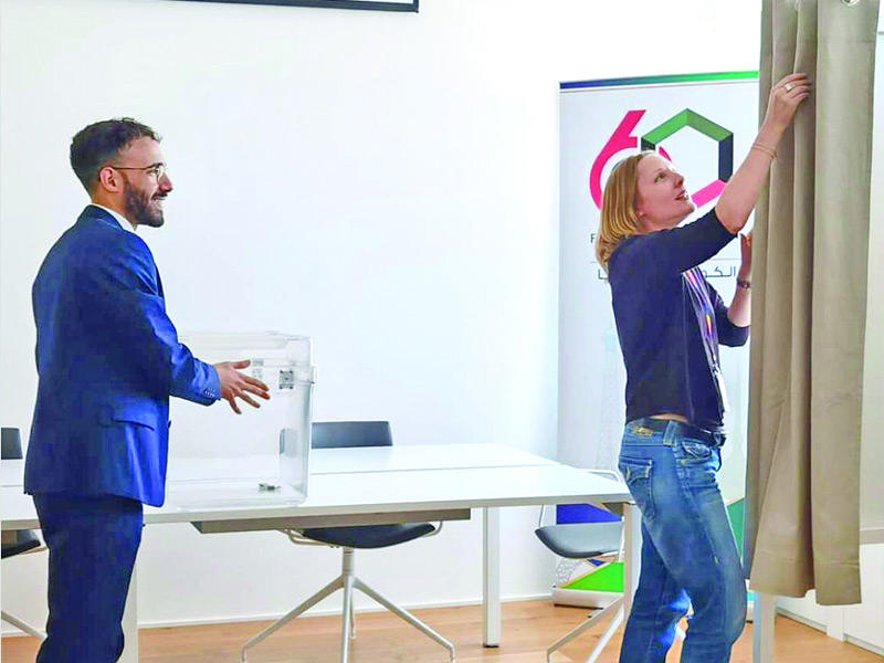 استعدادات داخل السفارة الفرنسية في الكويت لمشاركة الفرنسيين المقيمين في البلاد اليوم في الانتخابات التشريعية