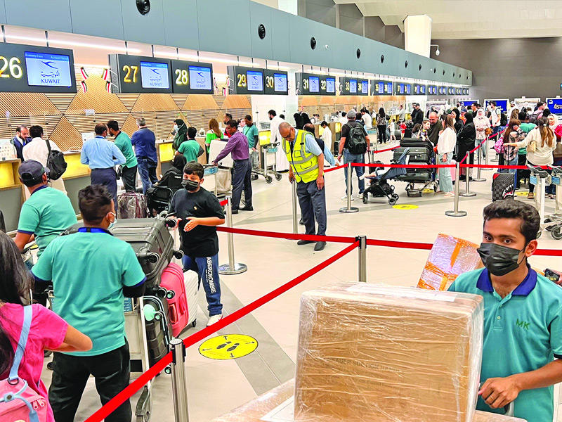 زحمة المسافرين في المطار