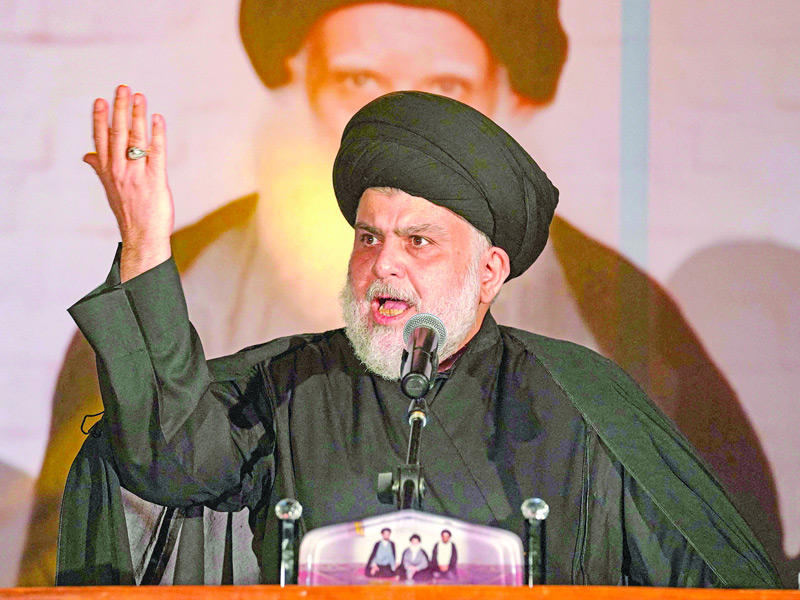  زعيم التيار الصدري مقتدى الصدر خلال مراسم إحياء ذكرى وفاة والده أمس (أ ف ب)