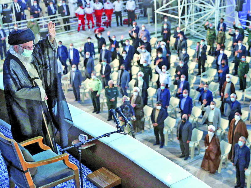 المرشد الإيراني علي خامنئي يحيّي الحضور لدى وصوله إلى ضريح الخميني في طهران (رويترز)