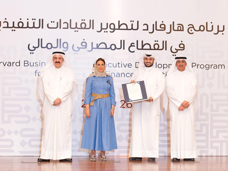 باسل الهارون ود. يعقوب الرفاعي وجهاد الحميضي يكرِّمون مشاركاً في البرنامج