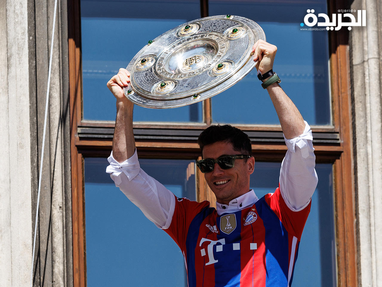 روبرت ليفاندوفسكي محتفلاً بدرع «البوندسليغا»