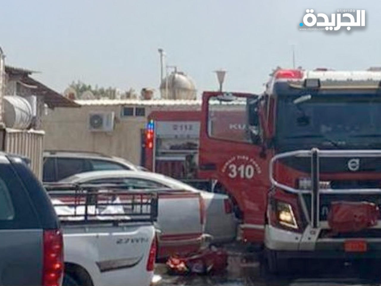 آليات «الإطفاء» أمام المنزل