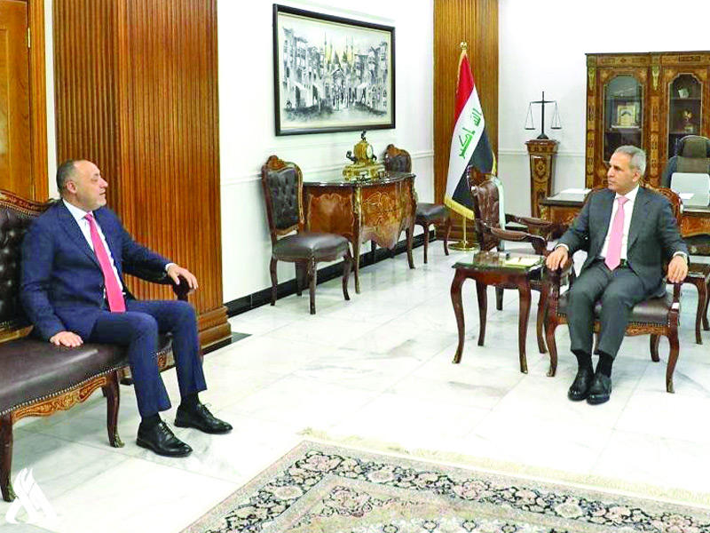  رئيس مجلس القضاء فائق زيدان مستقبلاً رئيس شبكة الإعلام  نبيل جاسم أمس (واع)