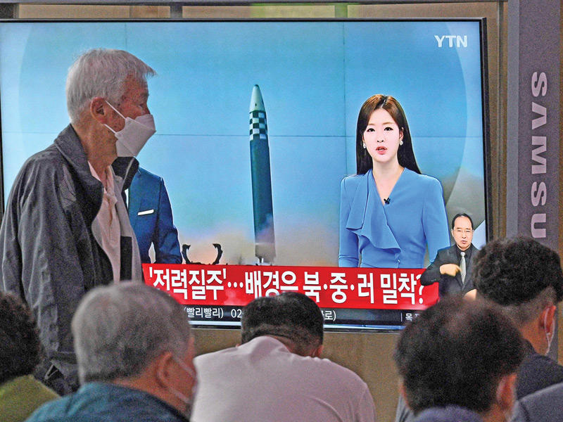 الجمهور يتابع اطلاق صواريخ باليستية