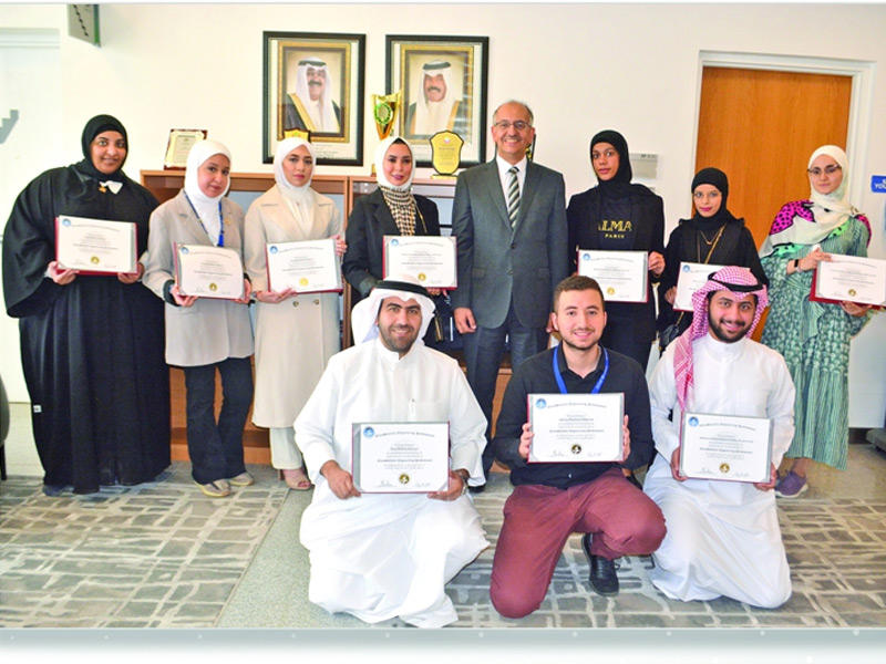 البروفيسور خالد البقاعين متوسطاً فريق عمل الكلية