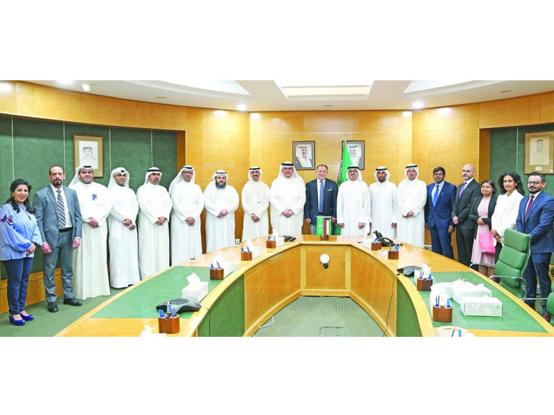 صورة جماعية أثناء توقيع عقد التسهيلات