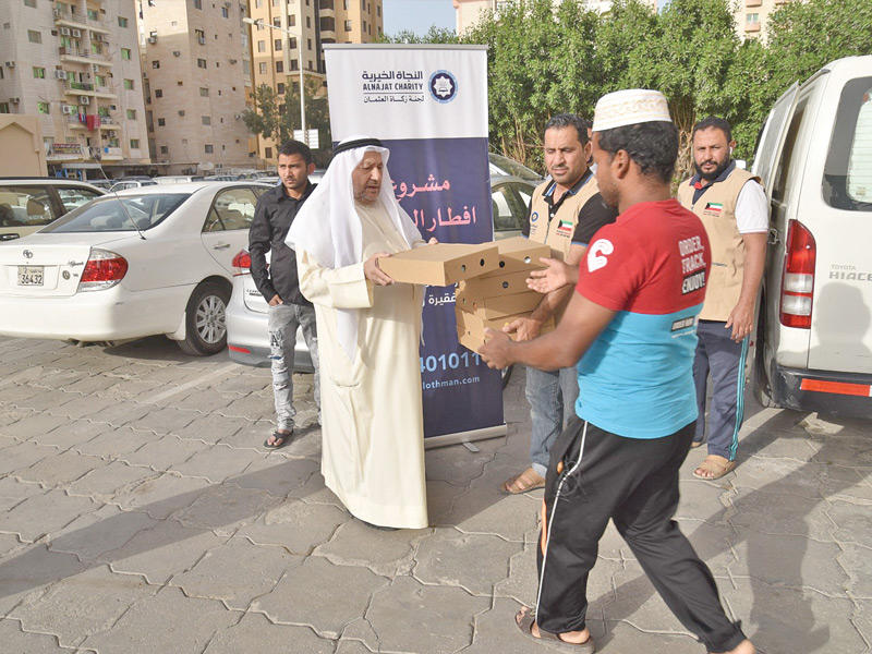 صورة ارشيفية لزكاة العثمان اثناء توزيع وجبات افطار الصائم 