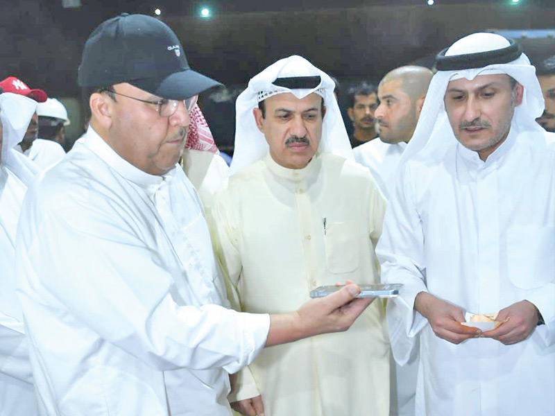 وكيل وزارة الداخلية الفريق أنور البرجس خلال الإشراف على تفتيش الضبطية