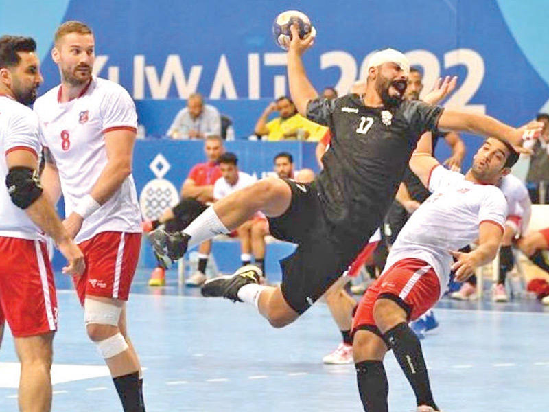 محاولة تصويب في مباراة الأبيض ومسقط العماني