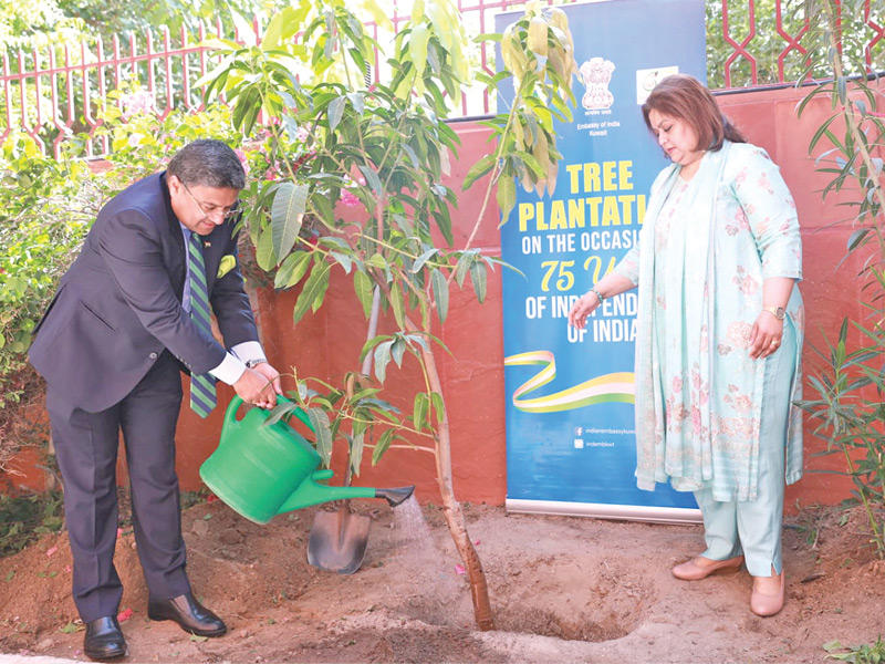 سفير الهند وزوجته خلال زرع شجرة في مقر السفارة 