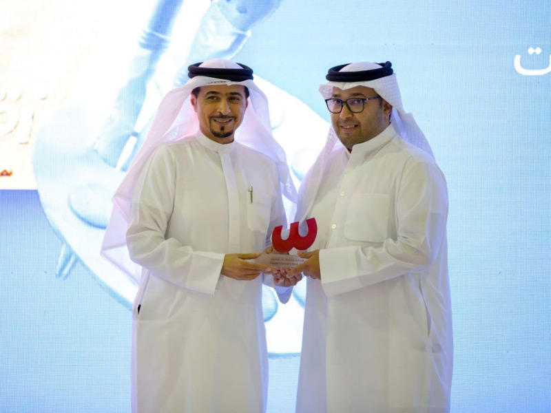 رئيس هيئة الشارقة للكتاب أحمد العامري مكرماً الكاتب الكويتي ناصر الدوسري