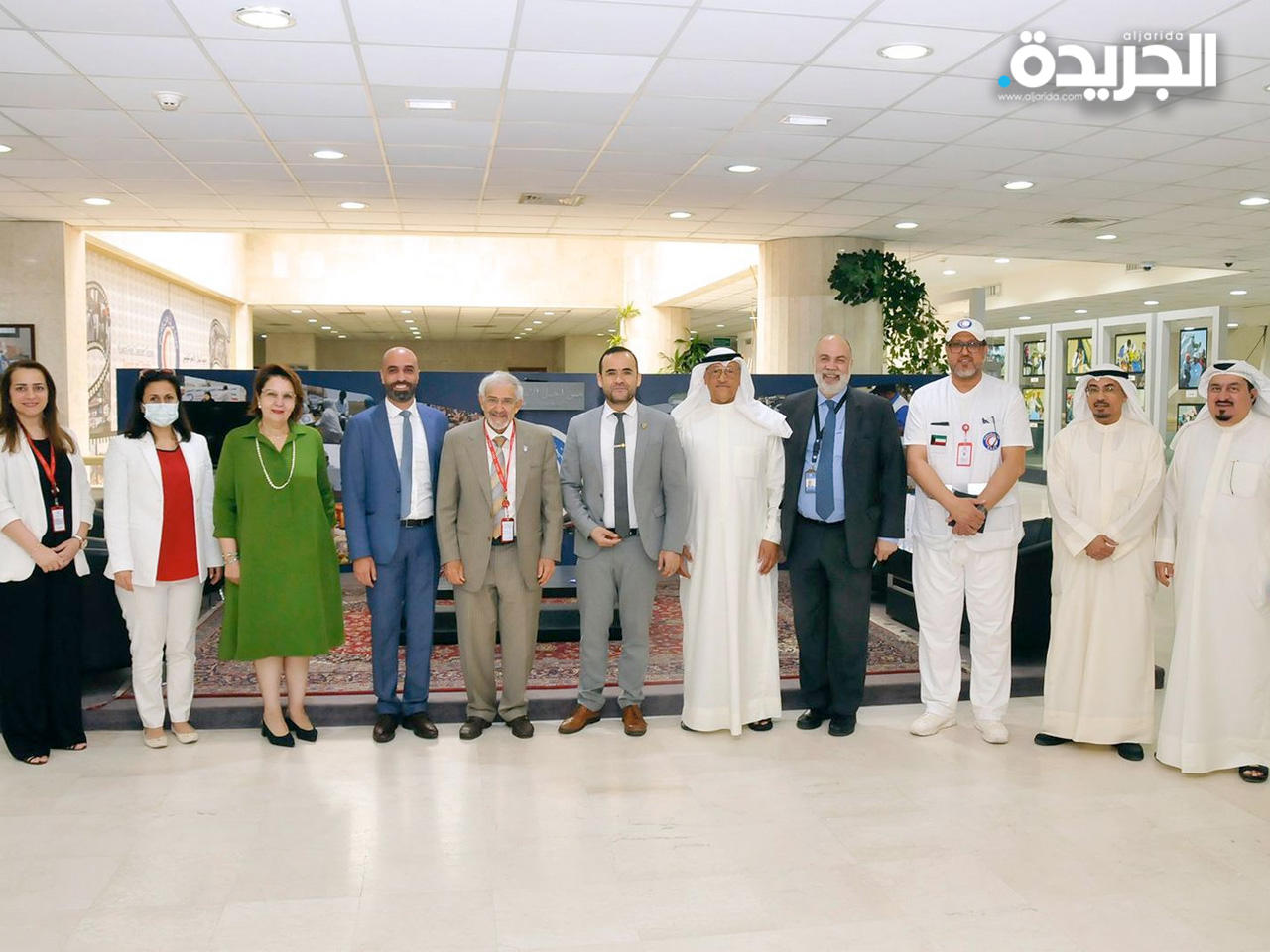 مازن أبوالحسن متوسطاً أعضاء إدارة الجمعية الهلال الأحمر الكويتي