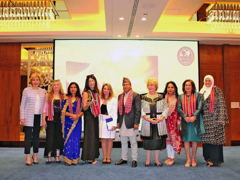 سيدات مجموعة المرأة الدولية مع سفير نيبال لدى الكويت دورجا براساد بهانداري بعد حفل التسليم والتسلّم