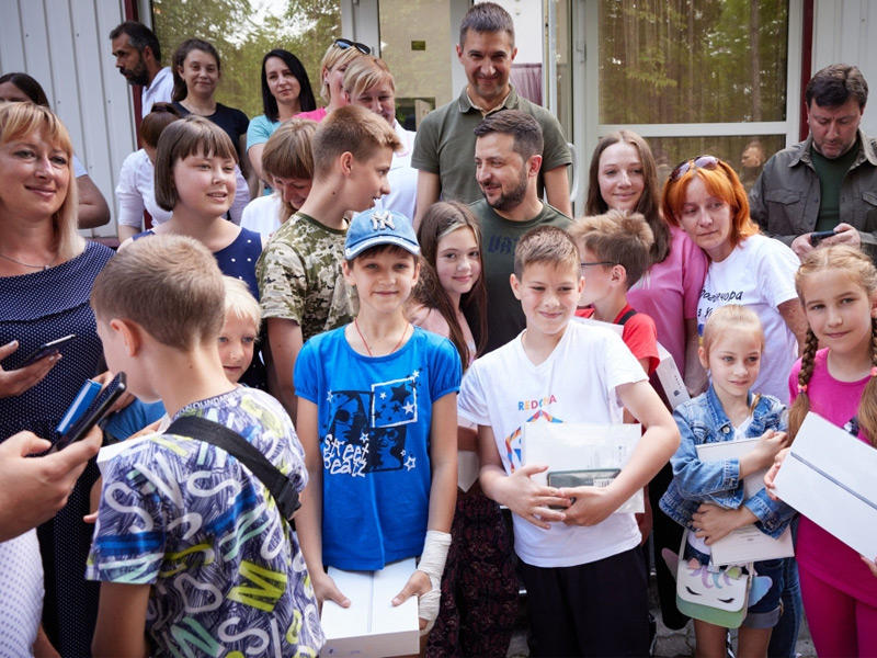 زيلينسكي يلتقط صورة مع مدنيين خلال زيارته لمنطقة زابوريجيا (أ ف ب)