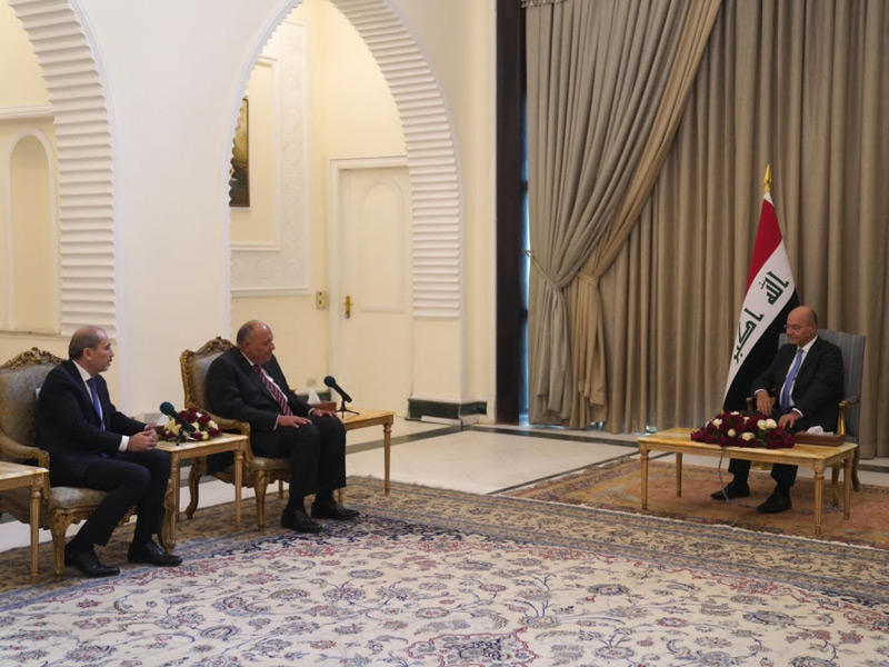 الرئيس العراقي برهم صالح مستقبلاً  وزيري الخارجية المصري سامح شكري والصفدي في بغداد (واع) 