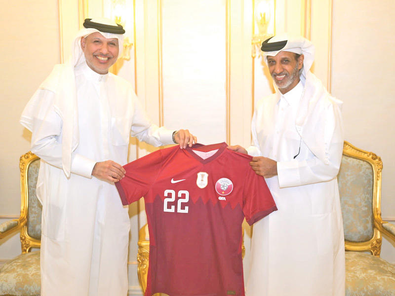 رئيس الاتحاد القطري الشيخ حمد بن خليفة يهدي عبدالله الشاهين قميص «العنابي» 