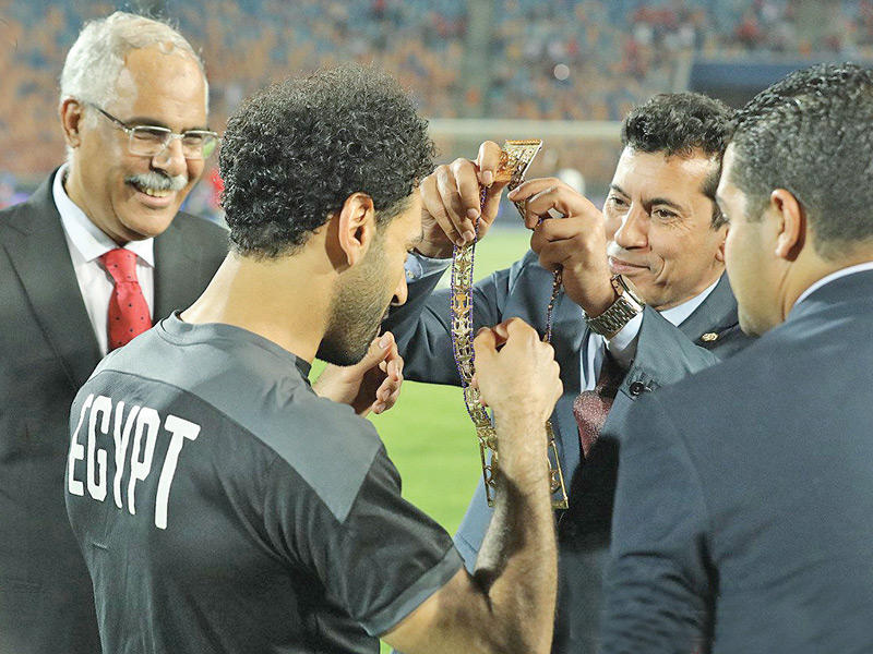 وزير الشباب والرياضة المصري د. أشرف صبحي يكرم لاعب ليفربول محمد صلاحn