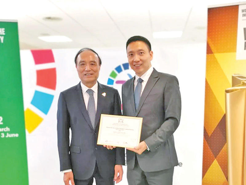 خلال تسلّم الجائزة