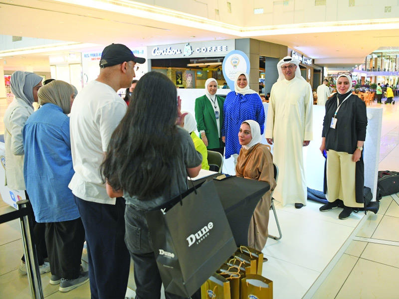 وكيل وزارة التعليم العالي د. صبيح المخيزيم والوكيلة المساعدة للبعثات والمعادلات والعلاقات الثقافية، فاطمة السنان والمستشارة الإعلامية لوزير التربية وزير التعليم العالي، وصال الزامل خلال إطلاق حملة «وجّهني»