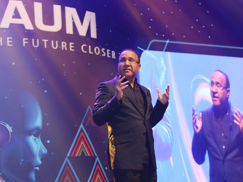 رئيس مجلس أمناء جامعة الشرق الأوسط الأميركية (AUM) فهد العثمان  متحدثاً خلال المؤتمر