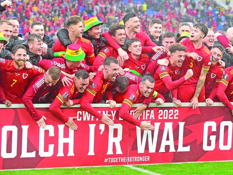 فرحة لاعبي المنتخب الويلزي بعد الفوز والتأهل للمونديال