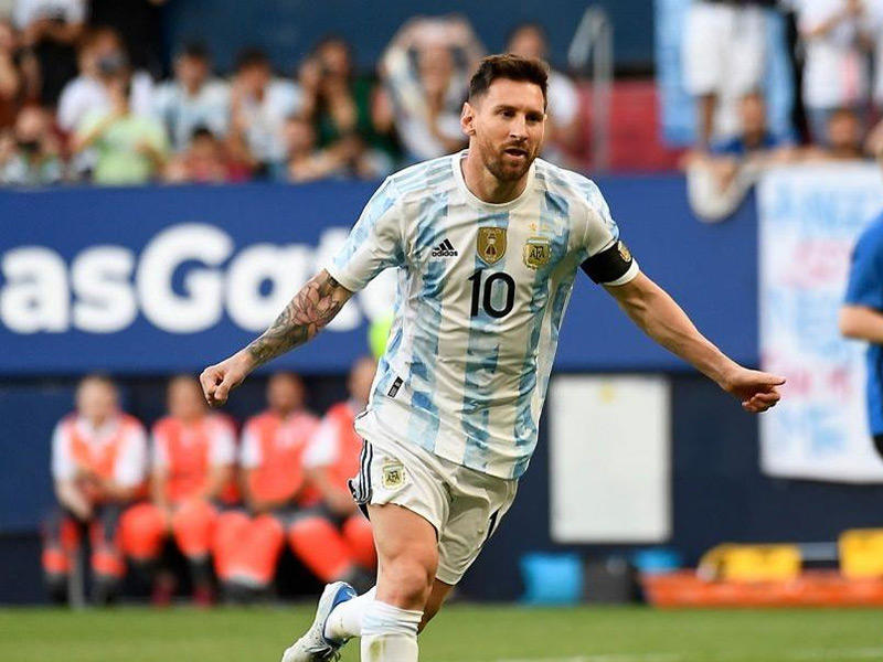 ميسي يحتفل بعد إحراز هدف في مرمى إستونيا