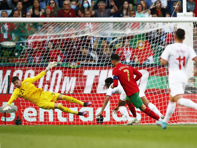 النجم كريستيانو رونالدو يحرز الهدف الثاني في مرمى سويسرا