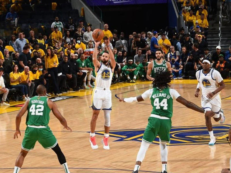 غولدن ستايت ووريرز يتعادل مع بوسطن في سلسلة النهائي