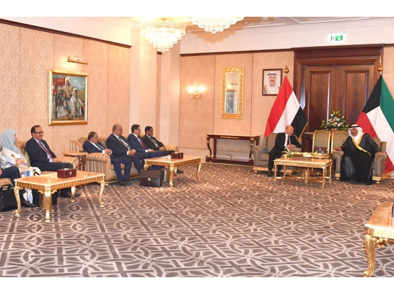 سمو رئيس مجلس الوزراء الشيخ صباح الخالد مستقبلاً الوفد اليمني أمس