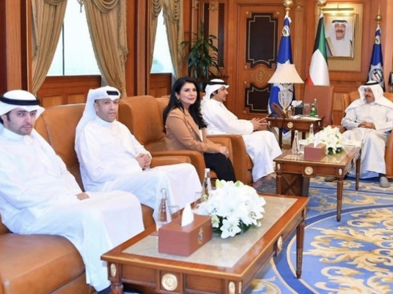 النائب الأول لرئيس مجلس الوزراء وزير الداخلية الفريق أول متقاعد الشيخ أحمد النواف مستقبلاً أعضاء جمعية الشفافية